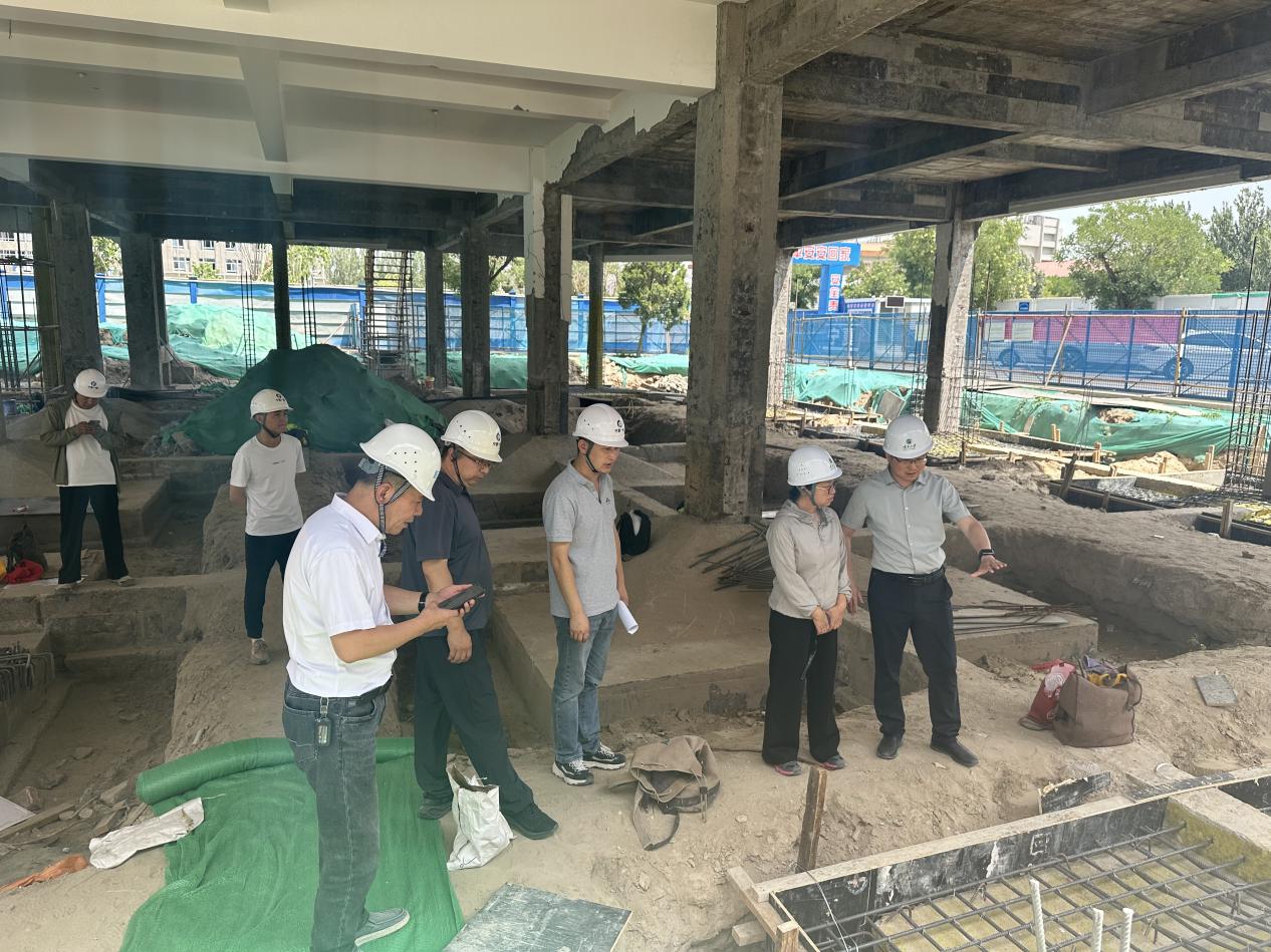 校领导暑期一线督导基建项目建设